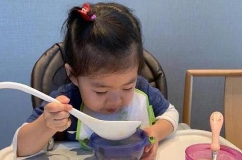 孩子|长大后自私没出息的孩子,吃饭时“臭毛病”太多,家长别不当回事