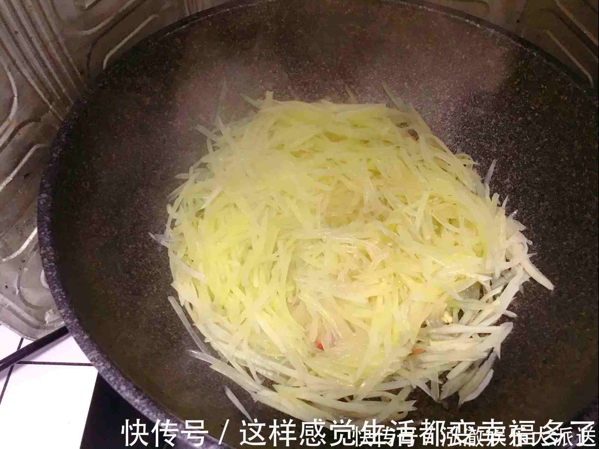 大厨教你炒土豆丝,学会这1个小技巧,做的比饭店的还香!