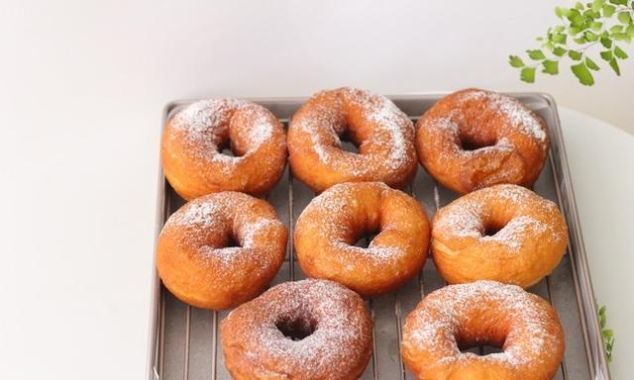 面粉|甜甜圈别再买,五勺面粉两颗鸡蛋,做着比麻花简单,比油条好吃