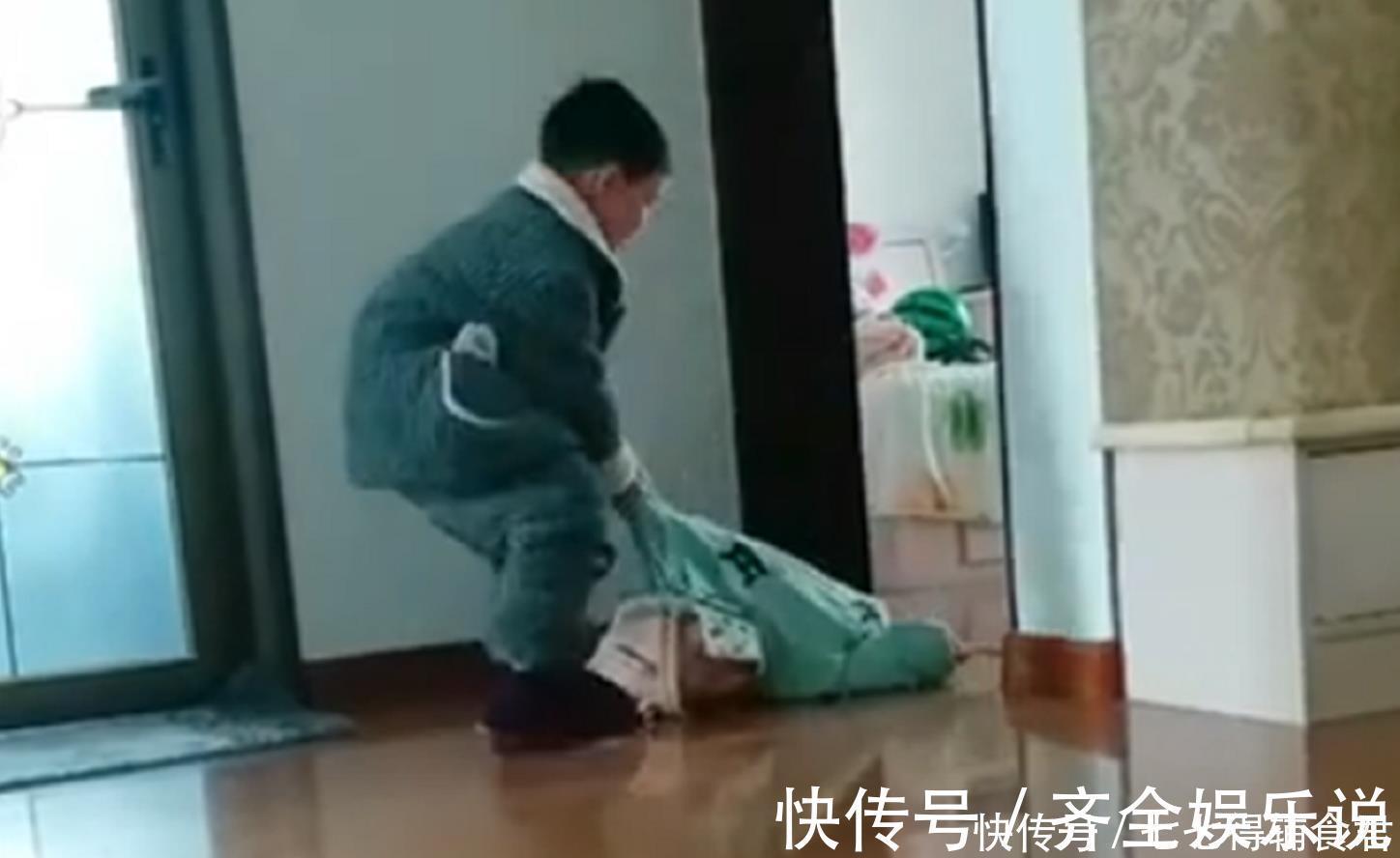 小更|弟弟打扰哥哥写作业,谁曾想却被硬生生拖出房门,网友:亲哥实锤