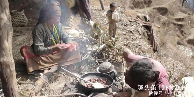 探访|尼泊尔山区穷人们的生活,中国小伙带着羊肉干探访,全家高兴吃肉