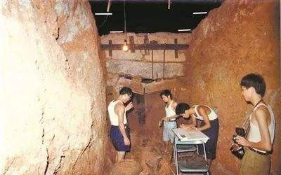 工人在小山坡施工,意外发现尘封两千多年的古墓,揭开一传奇王朝