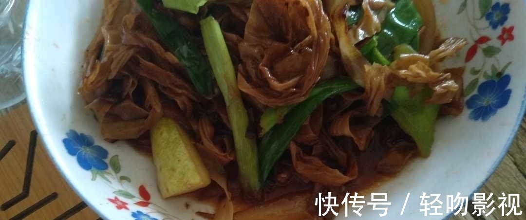 豆皮|豆皮营养丰富,做凉拌菜美味爽口,炒青菜软烂鲜香有滋味