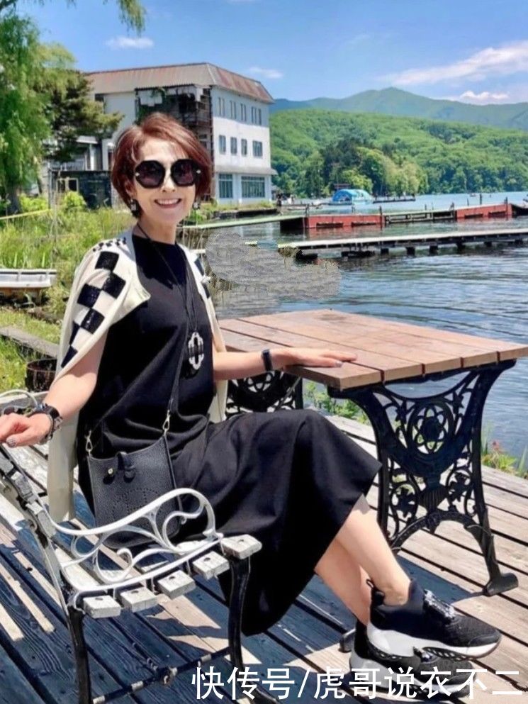 女人年过50穿衣要体面,瞧日本贵妇姐姐的搭配,优雅时尚又显贵
