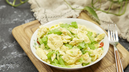  嘌呤|尿酸高的人要警惕：这3种蔬菜嘌呤高，要少吃，以免痛风“光临”