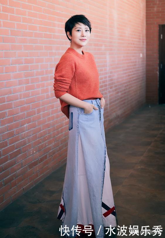 建议女生毛衣尽量不要搭裤子，瞧瞧明星们的穿法，也太时髦洋气了