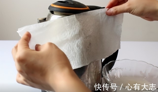 在电热水壶上敷一层纸巾,没想到这么厉害,解决了家家户户的烦恼