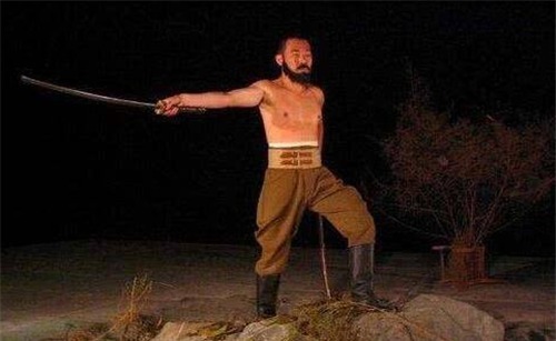 上蹿下跳|抗日老兵战场巡逻，发现一物上蹿下跳，随便开了一枪，日本举国哀悼