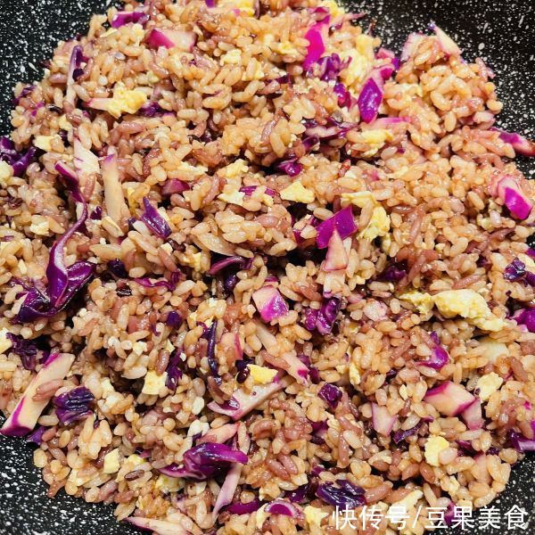 这道快手主食??酱油炒饭藏着小惊喜，瞬间征服你