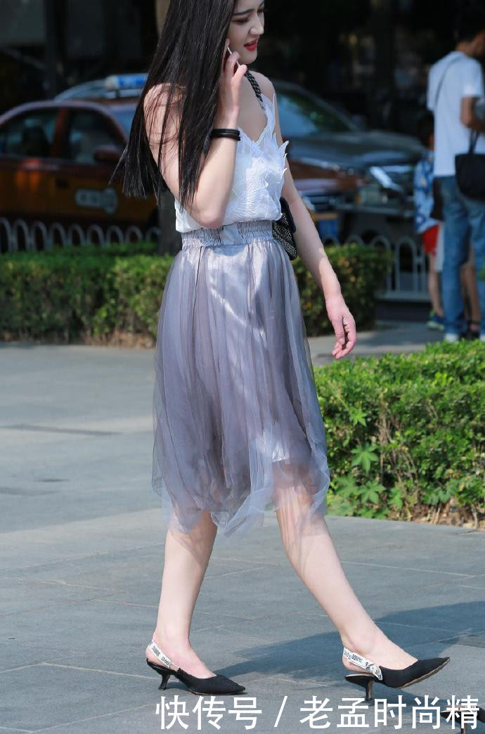 半身裙|街拍:这件半身裙设计特点, 采用三层布料, 会不会太闷热了
