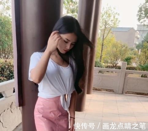 高跟鞋|白T恤搭配粉色皮肤,美女的少女心不小!