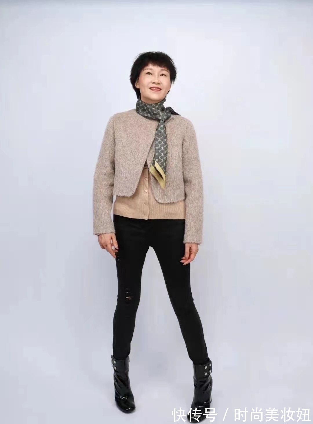 丝巾|这才是大龄女性该有的穿搭,学57岁设计师的搭配,简洁高级又减龄
