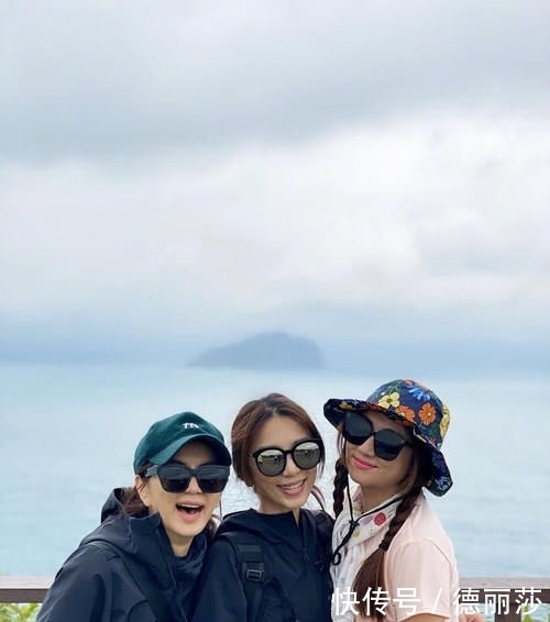 S H E姐妹情深 合体登山为hebe庆37岁生日 素颜运动装元气十足 快资讯 S H E姐妹情深 合体登山为hebe庆37岁生日 素颜运动装元气十足 快资讯