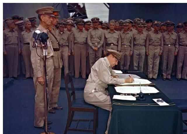 做下|麦克阿瑟：我在日本做下这三件事后，日本7000万民众将我奉若神明