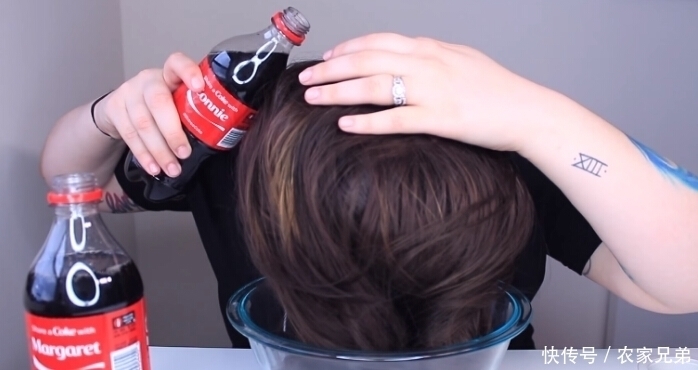 可乐|为了能让头发变得顺滑,女子用可乐洗头,结果让她后悔不已!