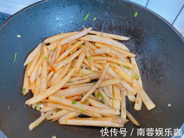 土豆泥|土豆最好吃最简单的做法,鲜香入味,成本不到1块钱,比肉还好吃