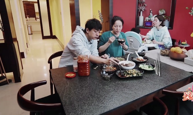 李晟與后婆婆關(guān)系太真實,終于理解她為何讓親媽帶孩子