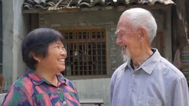 “做菜失败了也不影响你长胖”,幽默老夫妻靠做饭圈粉超1000万