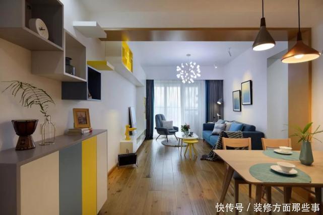 两个字|86平以驼掌舵,客厅枝形状的吊灯、实木地板、各种色彩的碰撞