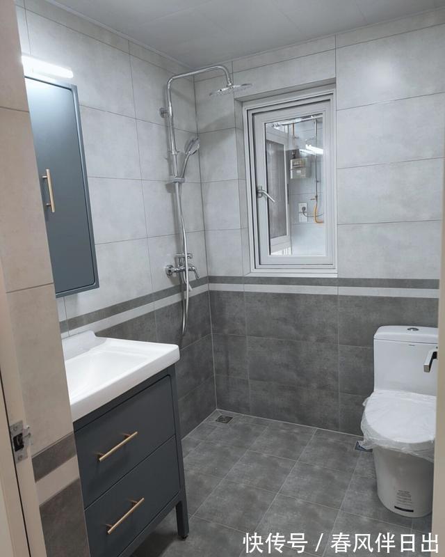 安装|极简原木风装修，不做吊顶和电视墙，全屋铺木地板，温馨又舒适