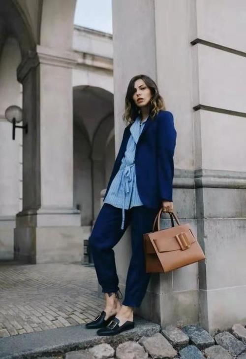 2021年流行的高级色，很适合皮肤黄黑的女人，时髦显白有气质黄黑皮能穿流行色吗？2021流行色推荐高级色搭配运用法则：