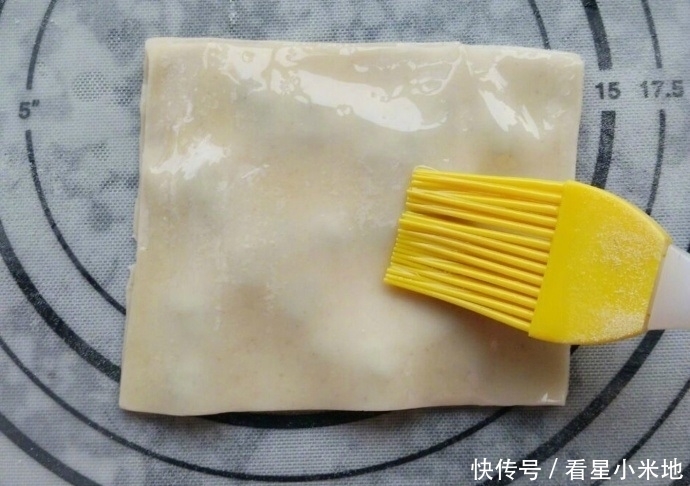 葱油饼|饺子皮就能做的葱油饼,简单的不要不要的,几分钟就上桌的美食