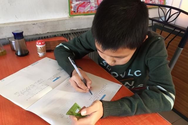 这位小学生的笔记,堪比“摩斯密码”,网友:够专家研究一辈子