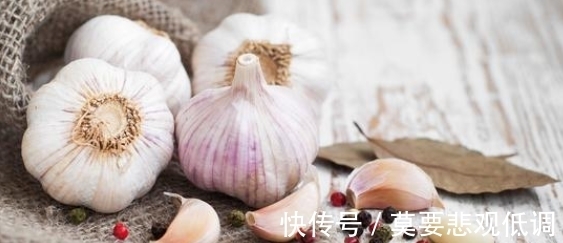 硫化物|女性睡前把大蒜放在枕头下,半个月后,好处不请自来,早知早受益