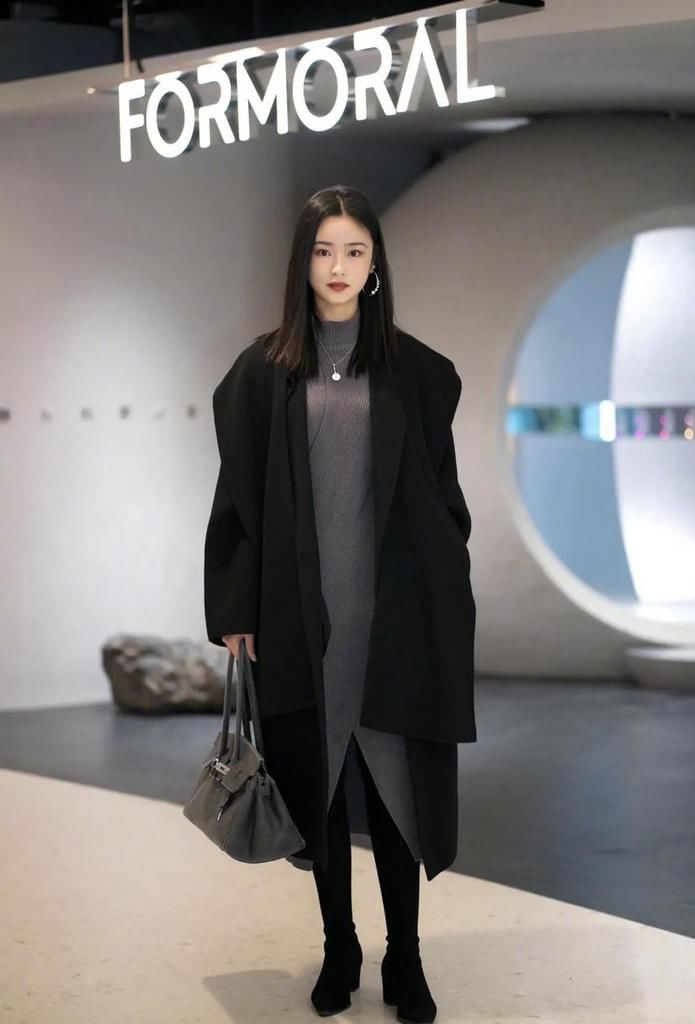 黑靴+下装=初春最佳组合，洋气个性又显腿长，时髦精们都上头了