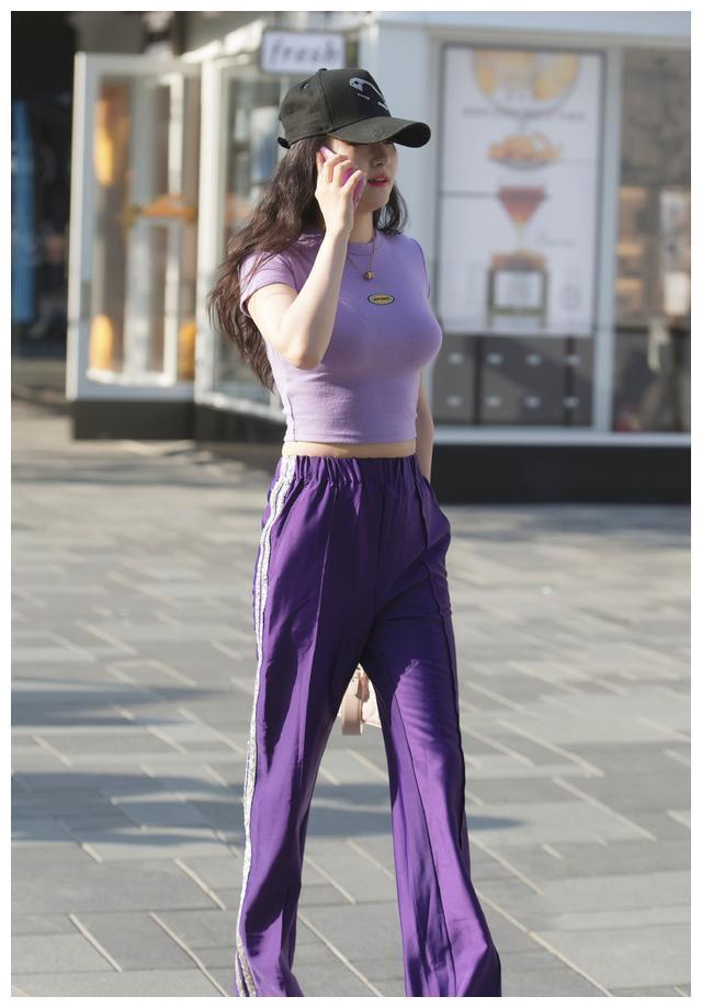 搭配|浅紫色短袖搭配运动长裤,青春减龄,活泼可爱