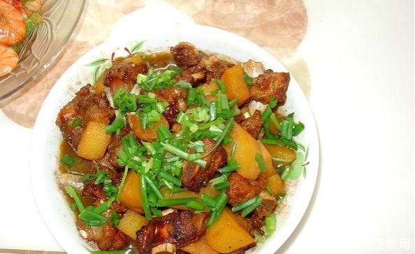 回家|第一次带女友回家!老妈做了一桌家常菜,而女朋友却闷闷不乐?