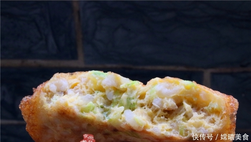 两个鸡蛋加两勺粗粮,搅一搅,煎一煎,点心快速做好,营养又健康