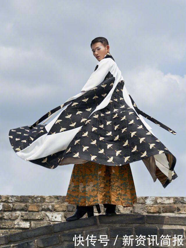 “西装+马面裙”有多好看原来汉服还能这样玩,路人也会被惊艳