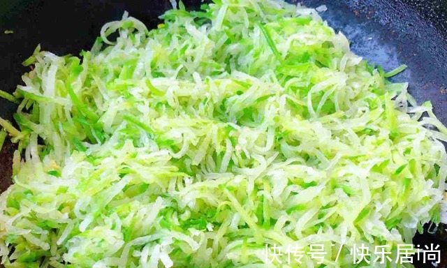 做萝卜猪肉馅包子，萝卜怎么处理教你一招，馅料饱满多汁味道香！