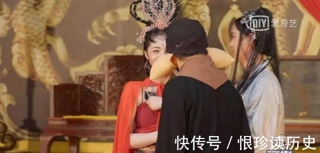 舞臺|在前輩面前出風頭、搶舞臺，周潔瓊的情商住在馬里亞納海溝？