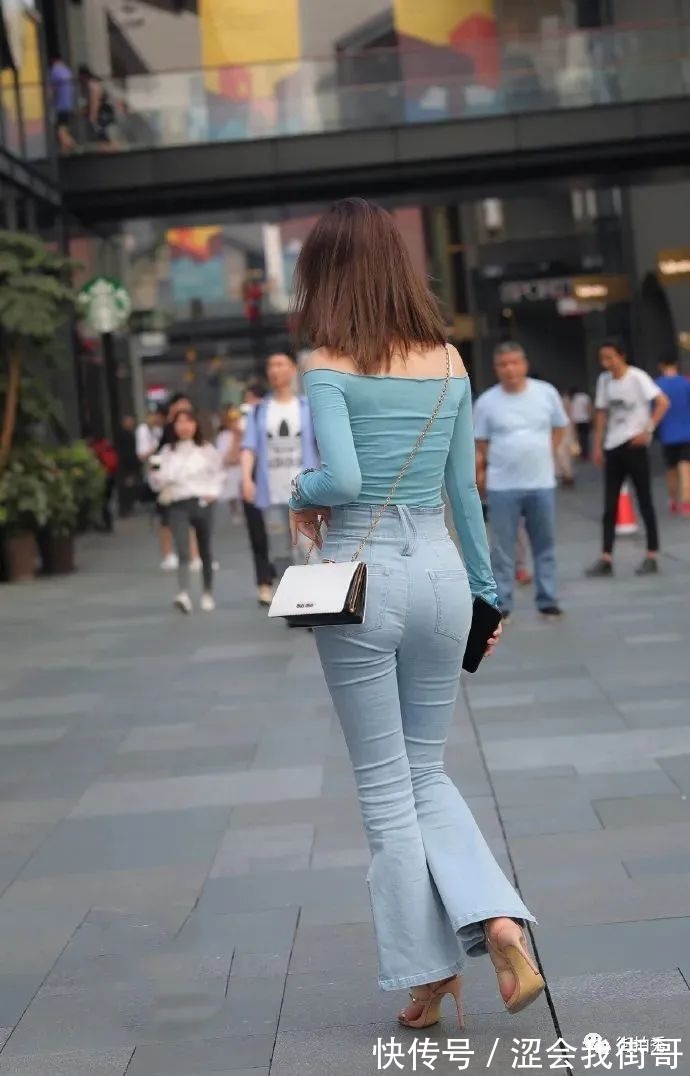 T恤|一字肩T恤搭配喇叭裤,美得就像一幅油画