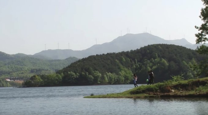 在一方白布上偶遇的色彩，走近扎染匠人吕唯平【全国大学生网络文化节获奖作品展映】|视频 | 中央网信办网络社会工作局