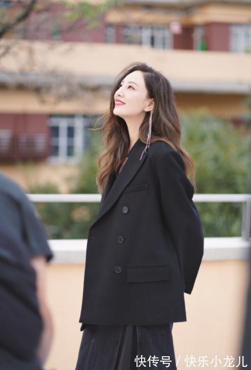 牛仔半身裙 时尚穿搭,穿黑色的牛仔半身裙,挺有时尚气质的