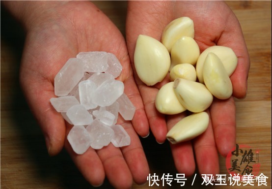 冰糖和大蒜一起泡水喝,好多人不懂有啥用,我也是才知道,太厉害