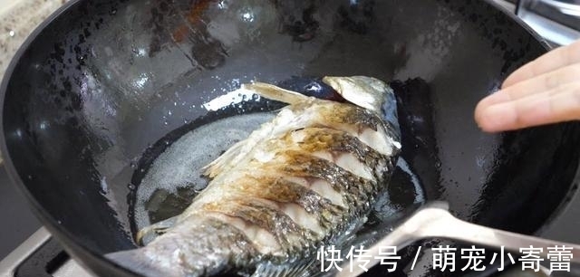 煎鱼时，只放油是不对的，多加这样“东西”，鱼皮完整还不粘锅
