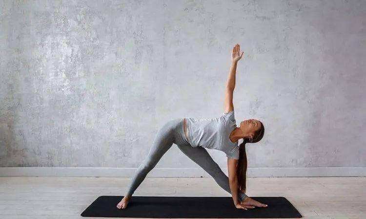 膝盖|练瑜伽分年龄吗?她30岁才开始练瑜伽,却因分享瑜伽照成世界网红