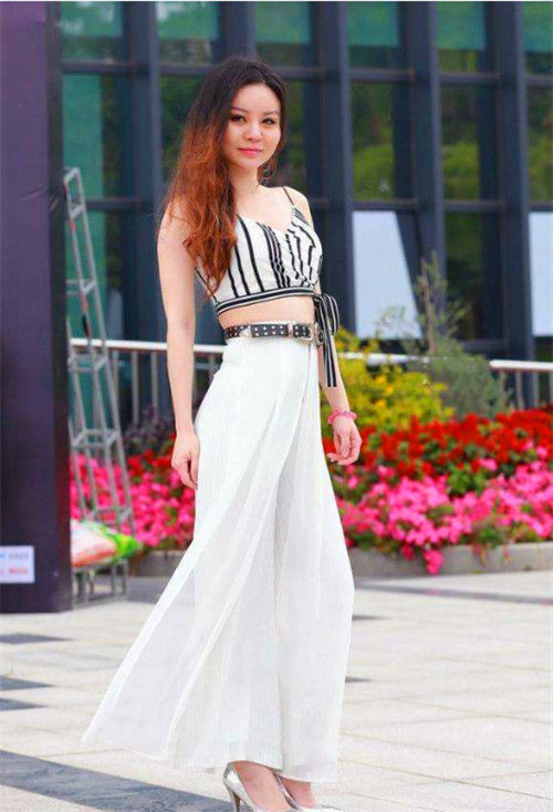 搭配|街拍:抹胸装搭配薄纱长裙的小姐姐,笑容甜美,温婉可人