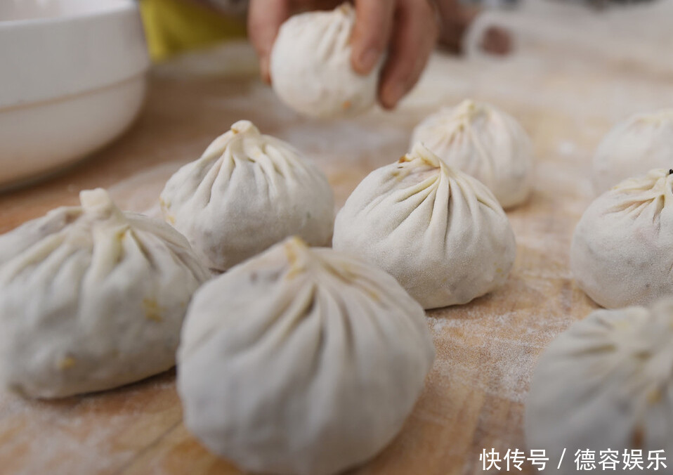 做韭菜馅包子,如何保持翠绿不变色调馅时记得多做一步