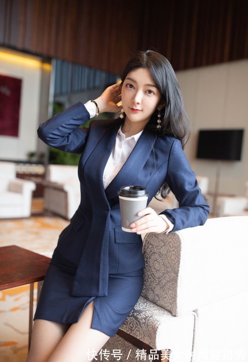 添彩 职场中既要优雅得体又要不失干练,这样的套装裙为你增光添彩