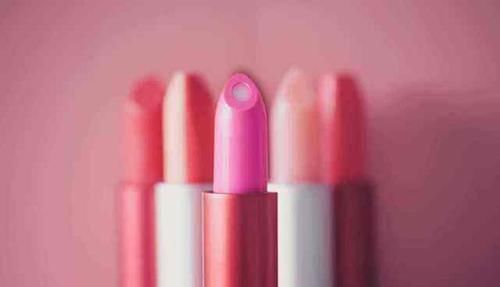 长期涂抹润唇膏，到底对身体健康有没有坏处？很多人不清楚乱涂