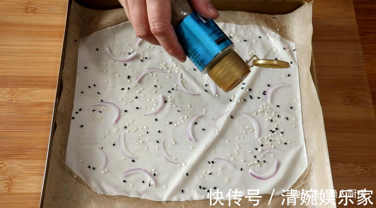 薄饼|别给孩子买薯片吃了，教你薄饼的新做法，不用油炸，比薯片还酥脆