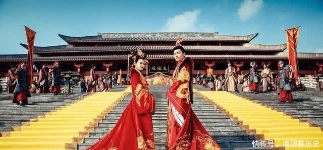 古代女子的裙摆那么长，为什么不怕被弄脏？网友：不必担心！