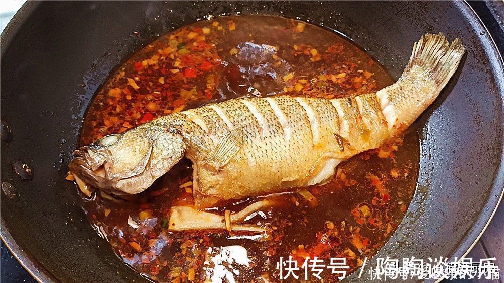 红烧|红烧鲈鱼虽然做法简单,要想肉质鲜嫩,味道浓香,需要一点小窍门