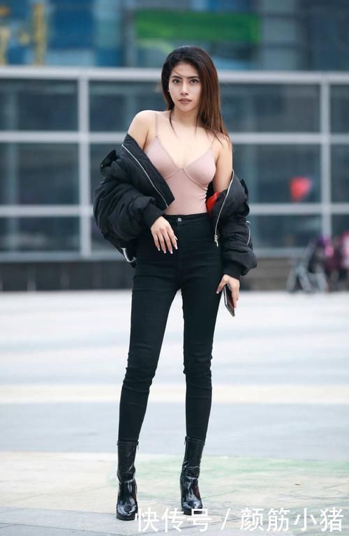 路人街拍帅气个性的小姐姐,酷中带甜的时髦精