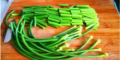 炒蒜苔时,最好不要直接下锅炒,饭店都这样做,蒜苔香脆更入味